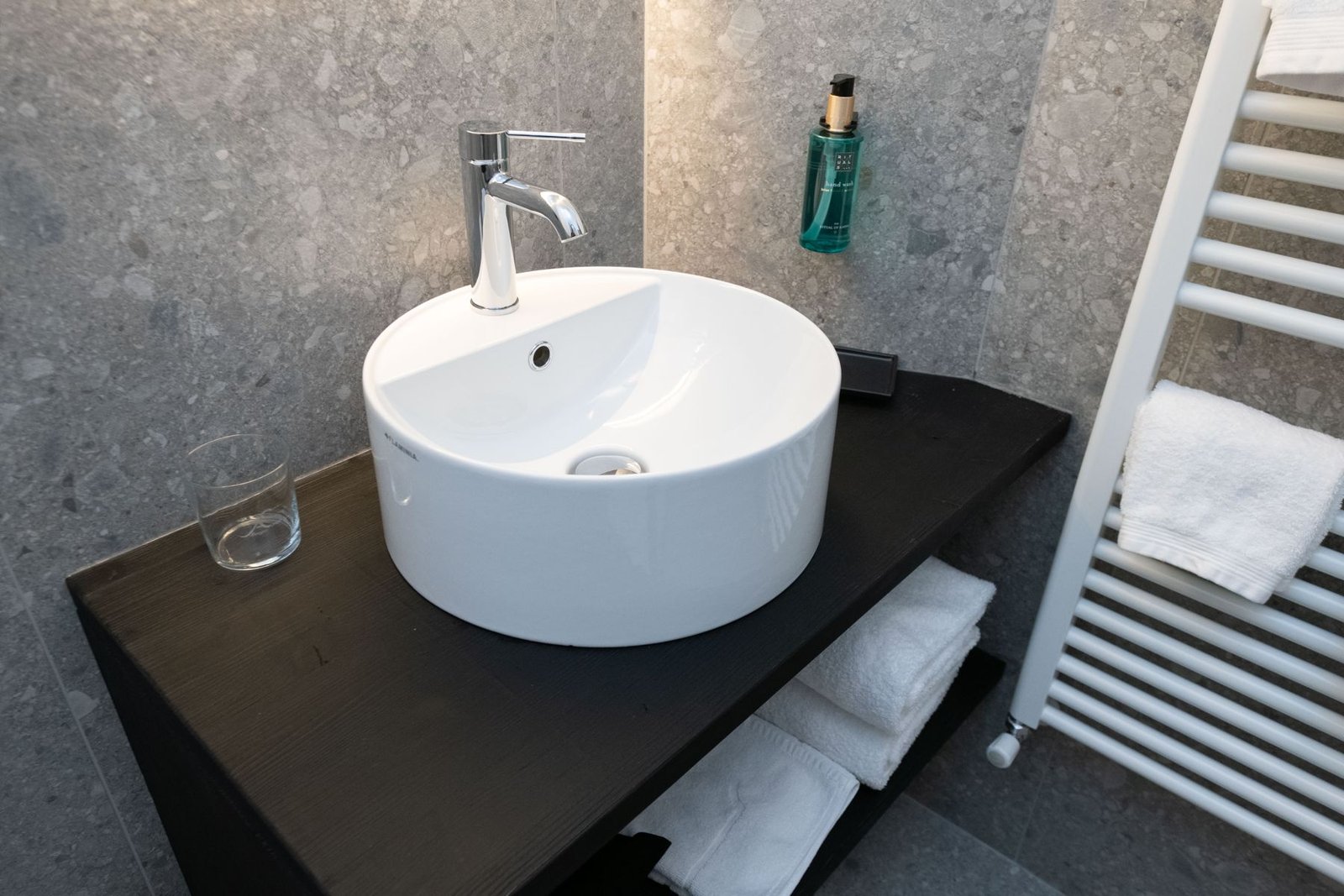Bagno in pietra ceppo